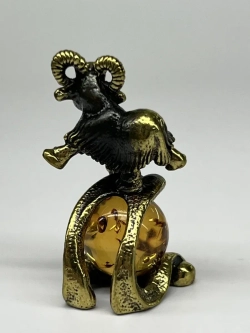 Бронзовая статуэтка на янтаре