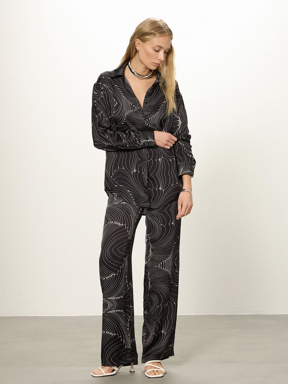 Брюки Палаццо на резинке черно-белый принт вискоза