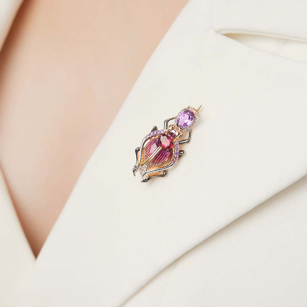 Брошь «Жук» из красного золота c аметистами, гранатом, натуральными топазами white и эмалью Артикул: 04-0216-00-712-1110-57