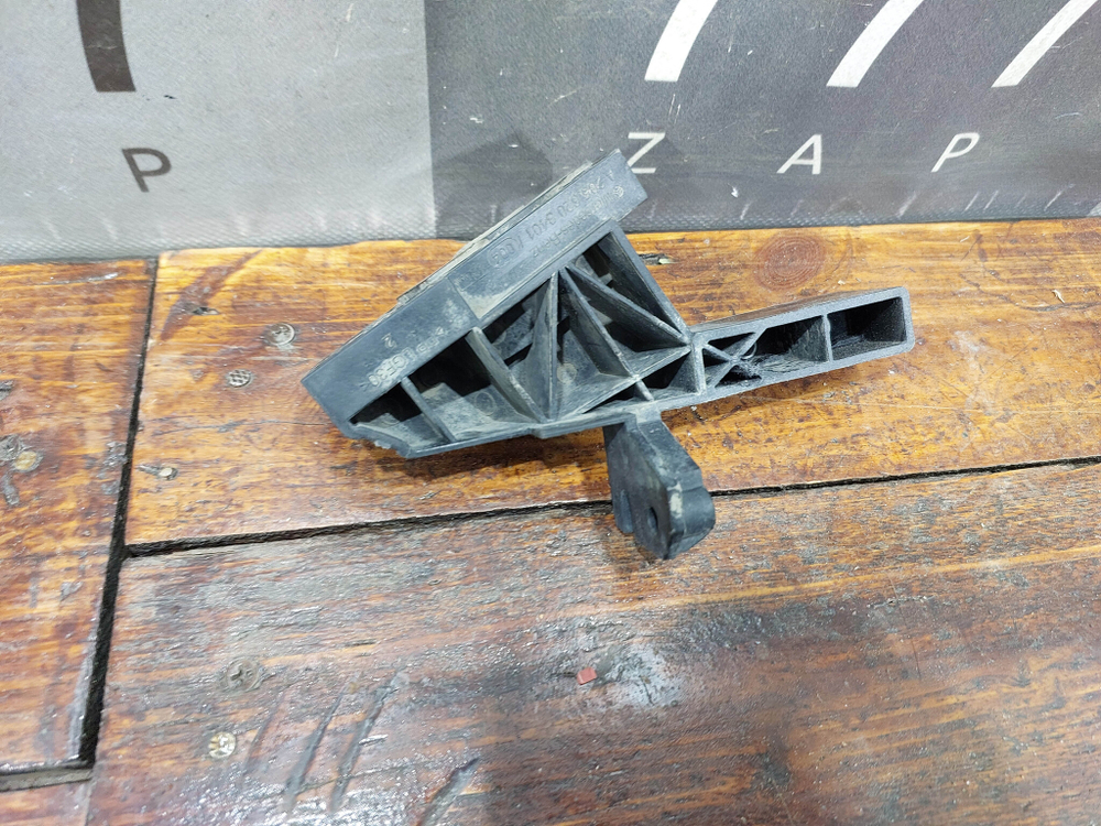 Кронштейн передней панели Mercedes C (W205) 14-23 Б/У Оригинал A2056203401