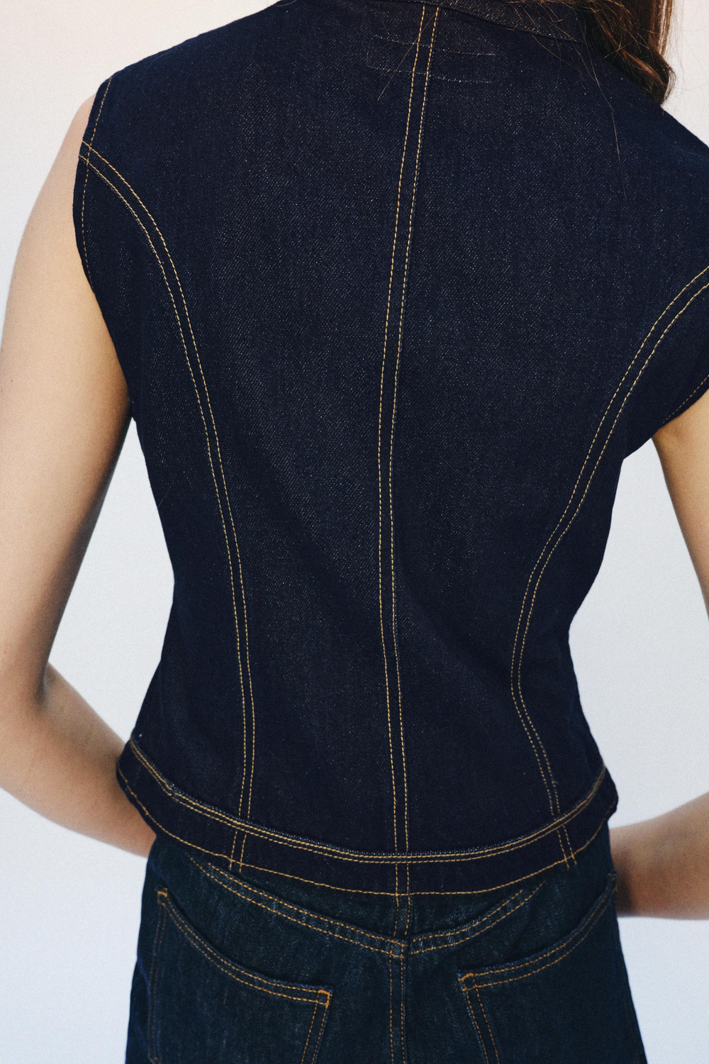 ZARA ДЖИНСОВЫЙ ЖИЛЕТ С ДЕКОРАТИВНОЙ СТРОЧКОЙ — ZW COLLECTION, СИНИЙ