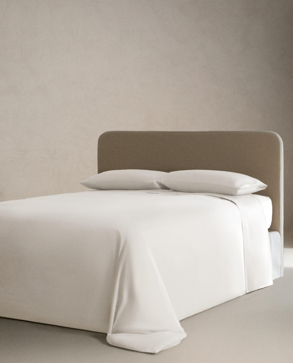 Zara Home - Атласная простыня с эластичной лентой, высота 30 см (вес 300 нитей), белый, 160х200х30 см