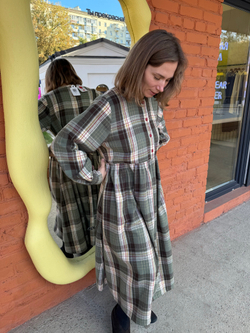 Платье оверсайз "жабо без жабо" с длинным рукавом, пыльно-зеленая клетка