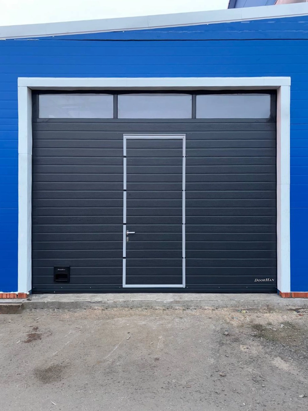 Секционные ворота с калиткой