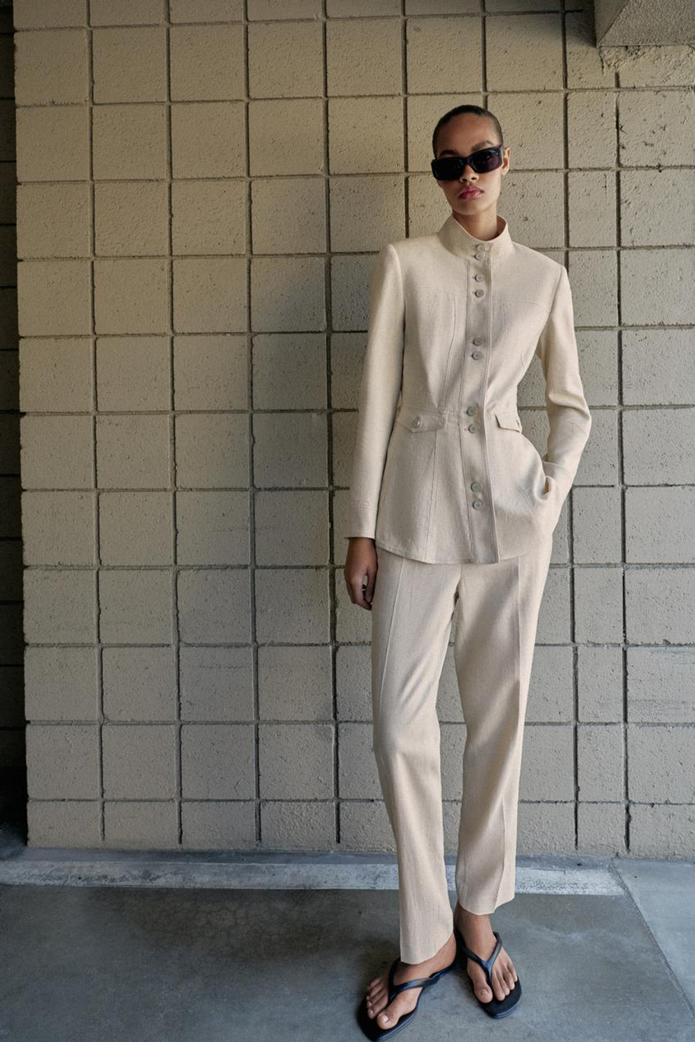 ZARA ПРИТАЛЕННЫЙ ЖАКЕТ ИЗ ЛЬНА С ПОДПЛЕЧНИКАМИ, СВЕТЛО-БЕЖЕВЫЙ