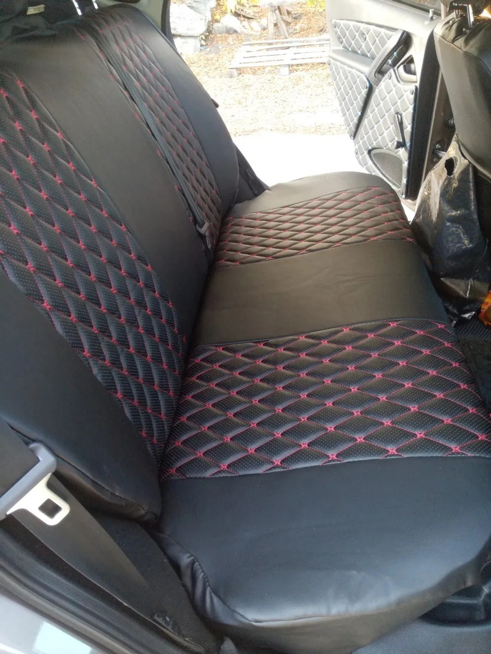 Чехлы на Лада Гранта сплошные сиденья (Ромб бабочка красные нитки)