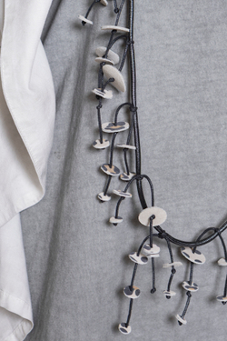 КОЛЬЕ ИЗ ЗАМШИ