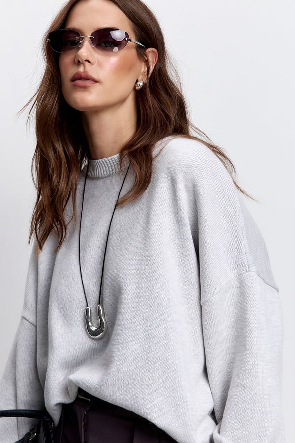 Джемпер с хлопком светло-серого цвета