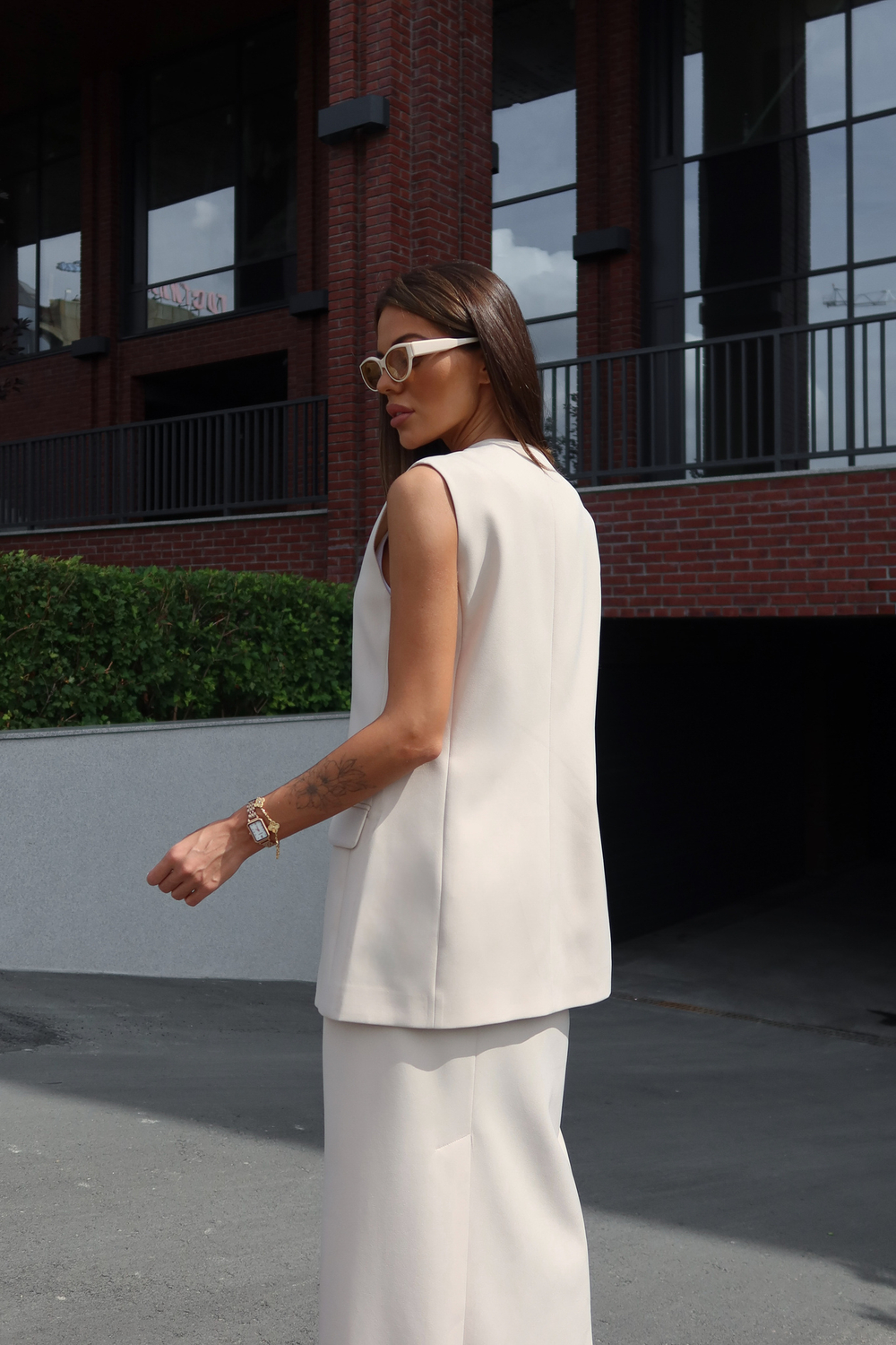 Костюм с юбкой и жакетом без рукавов