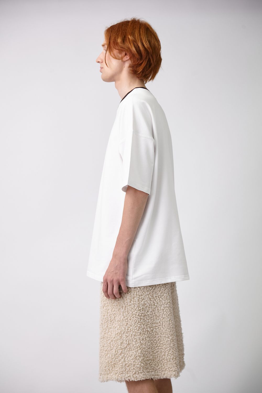 Футболка Choompu оверсайз с красным воротом белая