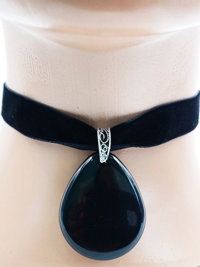 Черный велюровый чокер с подвеской