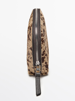 Massimo Dutti Несессер из кожи с меховым принтом, экрю