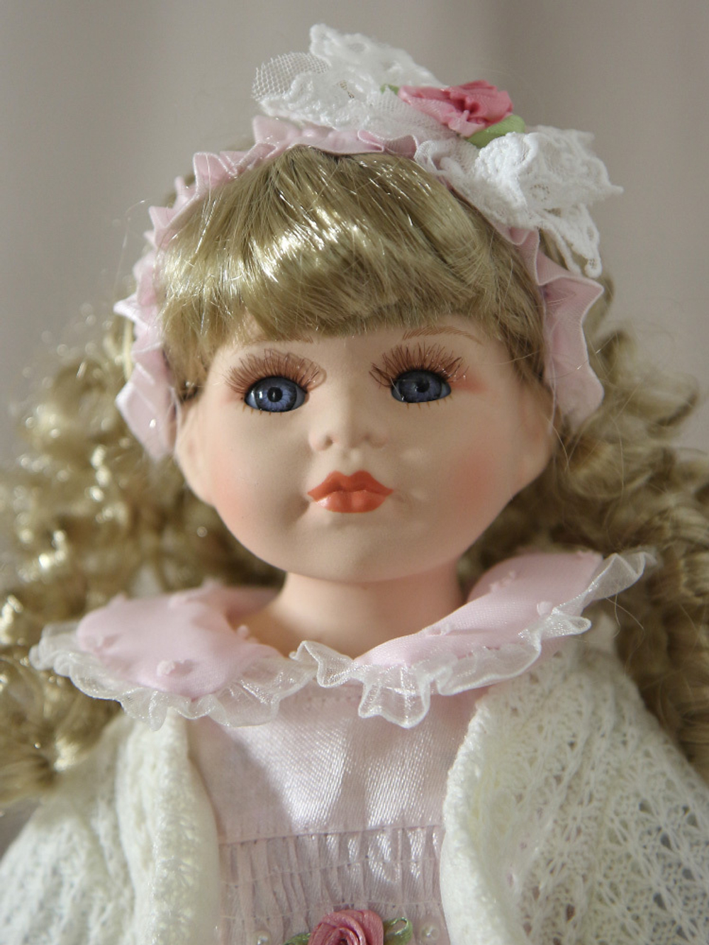 Кукла фарфоровая 16' на подставке