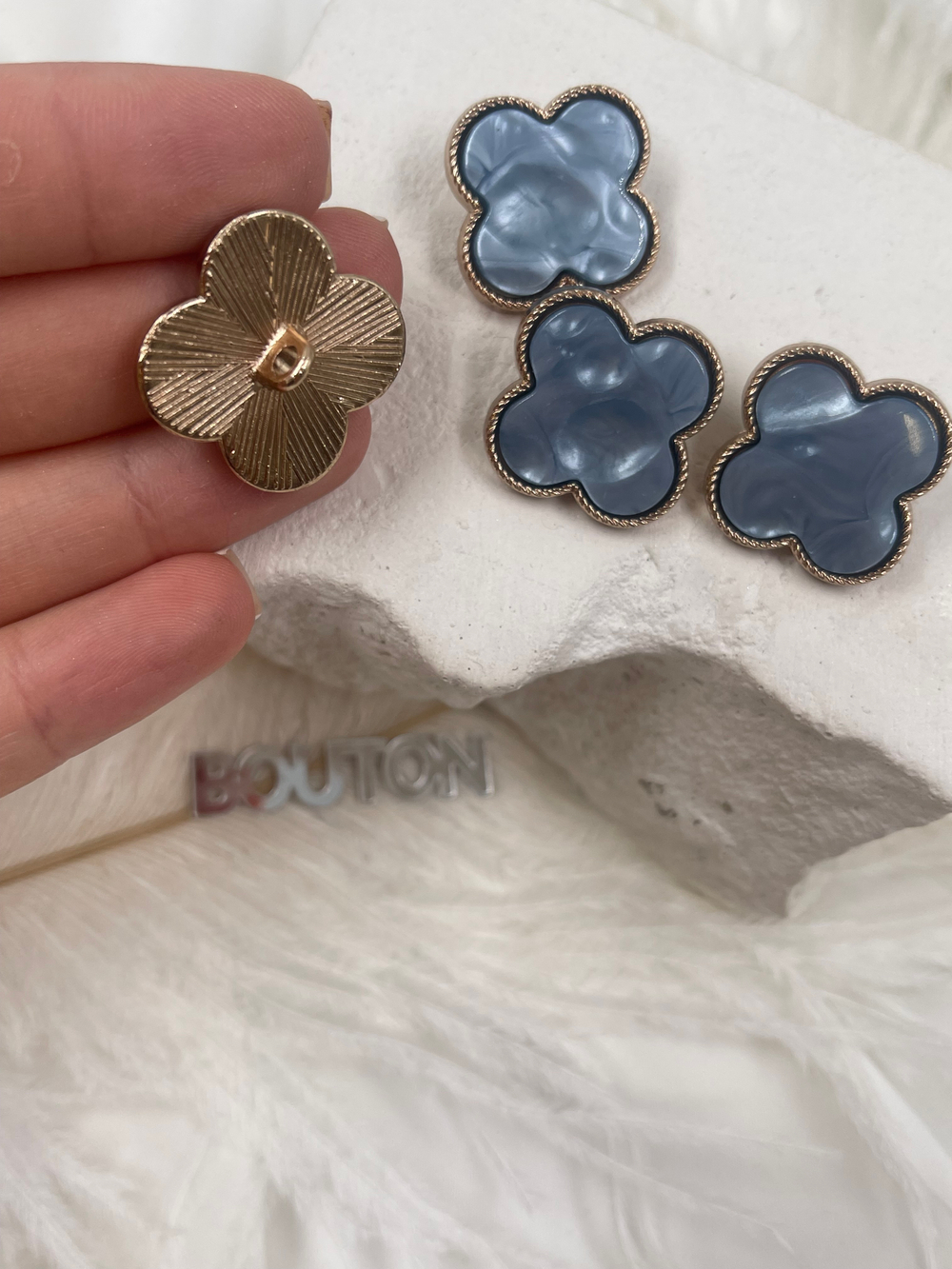 Пуговицы цветок четырехлистник с голубым перламутром