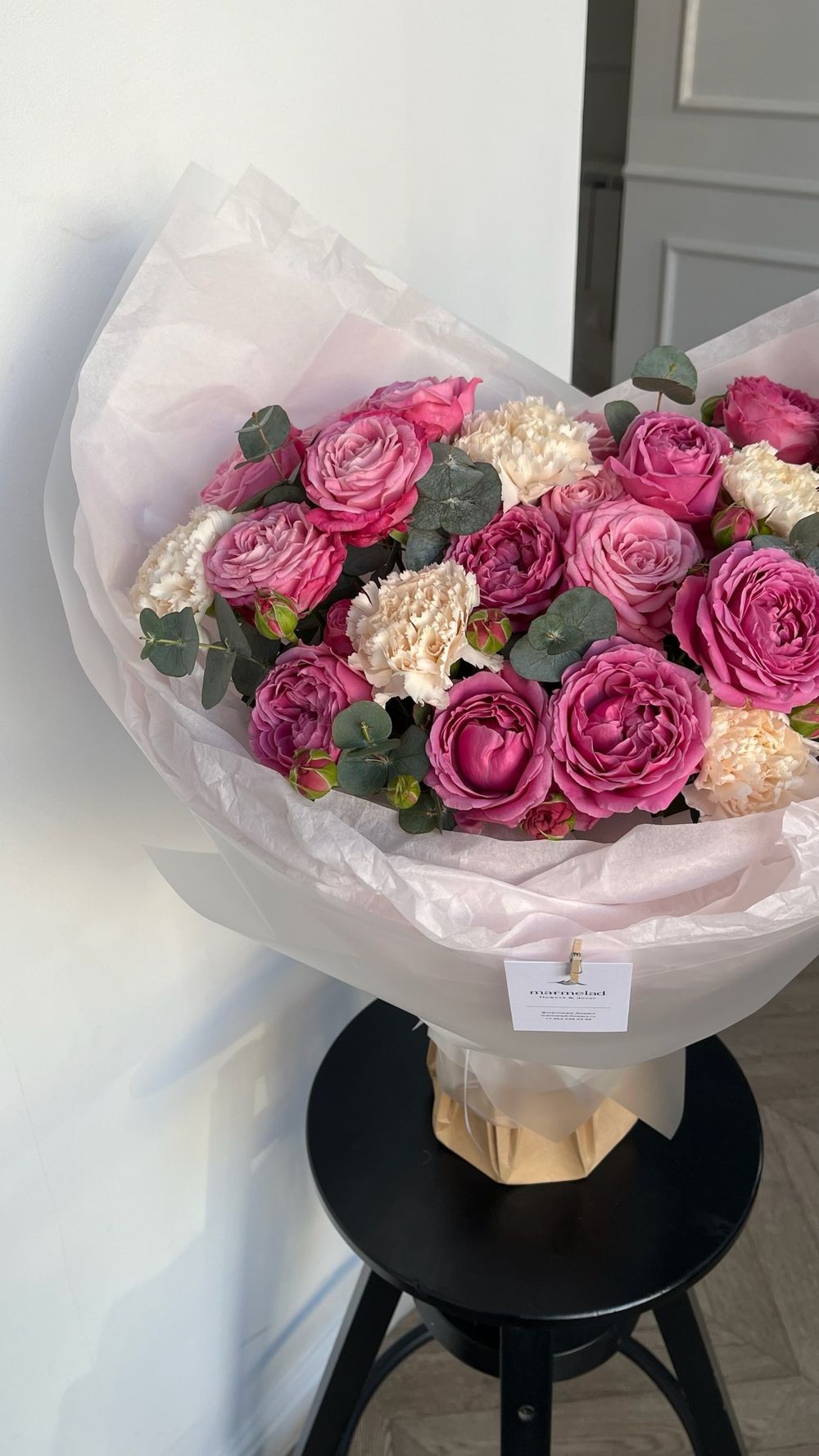 Букет из ярких кустовых пионовидных роз, диантусов и эвкалипта