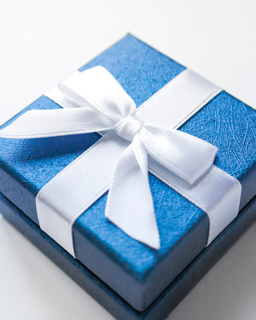 Картонный футляр с бантиком «Наполеон» 60x60x39 мм под кольцо, серьги, подвеску и гарнитур