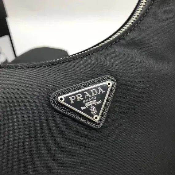 Сумка Prada Re-edition 2000 из нейлона и кожи