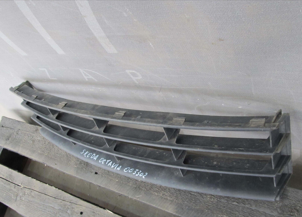 Решетка бампера Skoda Octavia 2 (A5) 08-13 Б/У Оригинал 1Z0853677C