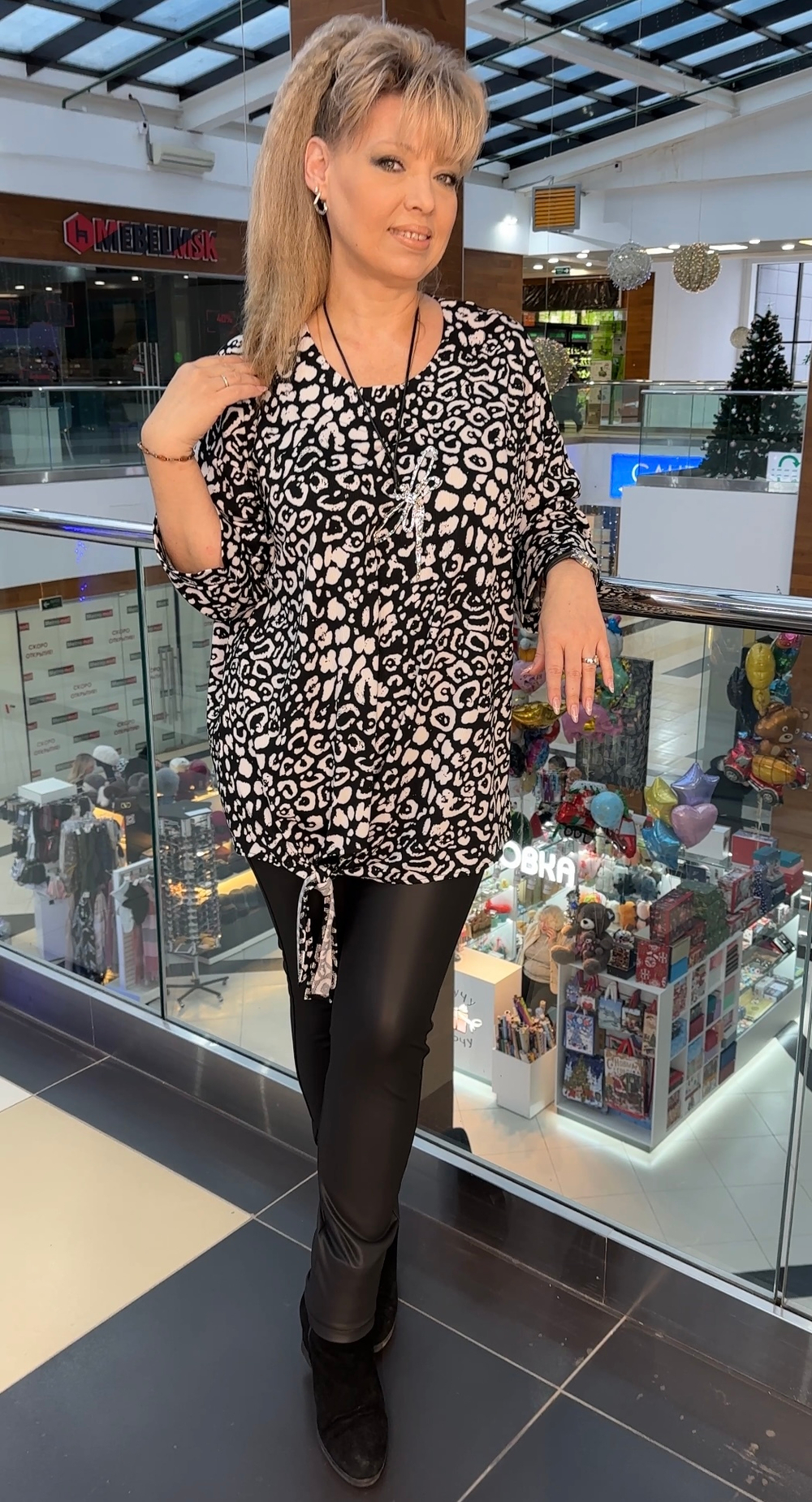 Туника-блузон черно-белой расцветки с завязкой по низу