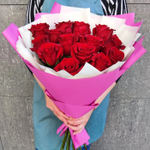 15 красных роз Эквадор в стильной упаковке