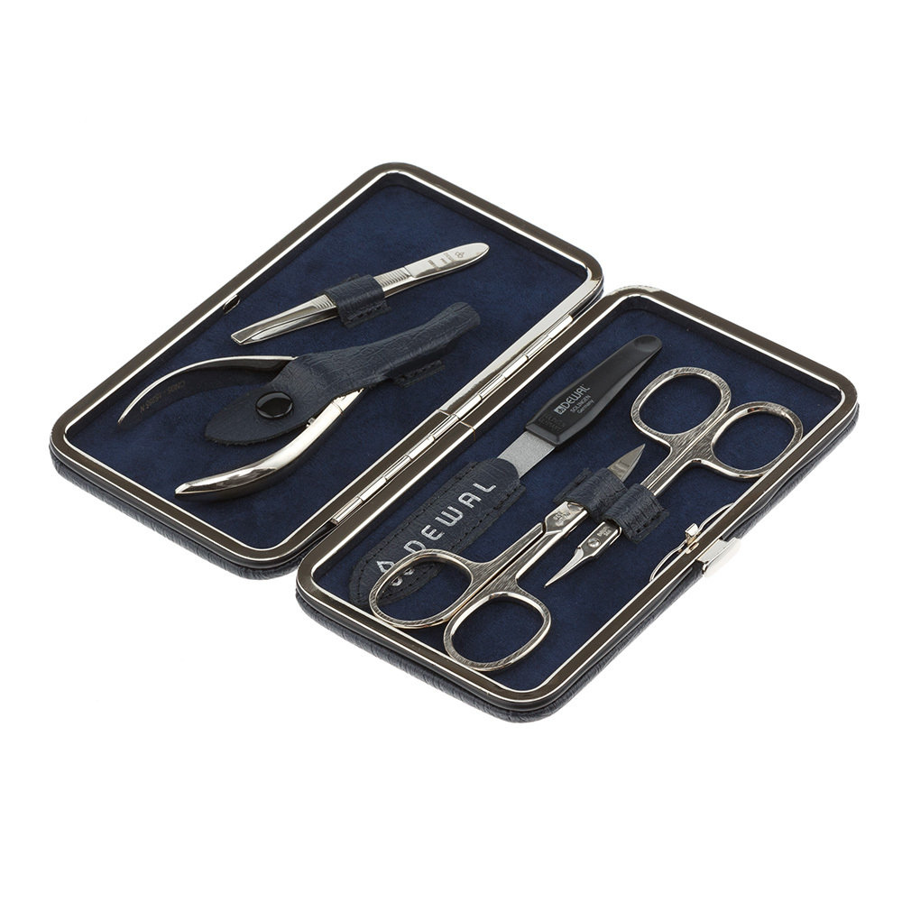 Фото маникюрный набор 5 предметов DEWAL 903BLUE Инструменты: ножницы для ногтей, ножницы для кутикулы, пилка металлическая 12,5 см, кусачки для кутикулы, пинцет скошенный. Футляр: натуральная кожа, цвет синий