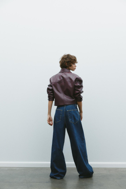 ZARA ДЖИНСЫ TRF С ВЫСОКОЙ ПОСАДКОЙ, СБОРКАМИ НА ПОЯСЕ И РЕМНЕМ, ТЕМНЫЙ ИНДИГО