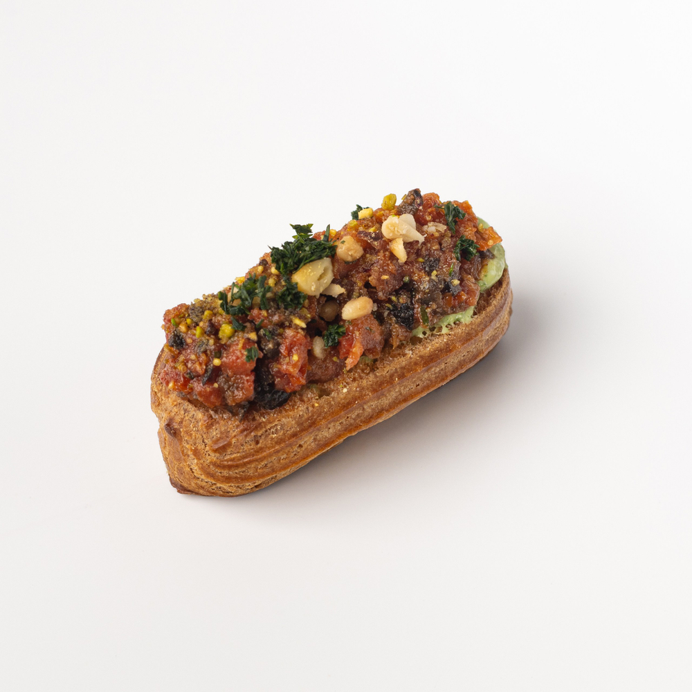 Мини-эклеры с сальсой верде и томатной сальсой 8 шт