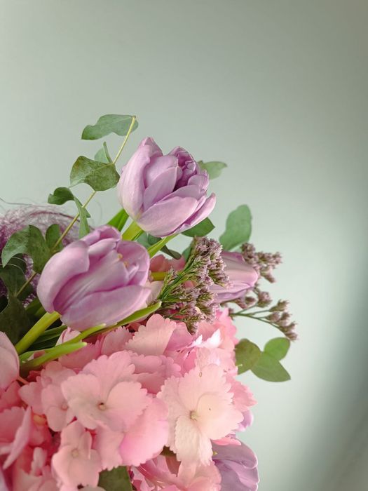 Букет с гортензией и тюльпанами