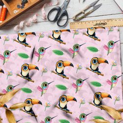 Ткань интерлок туканы и калибри на розовом фоне