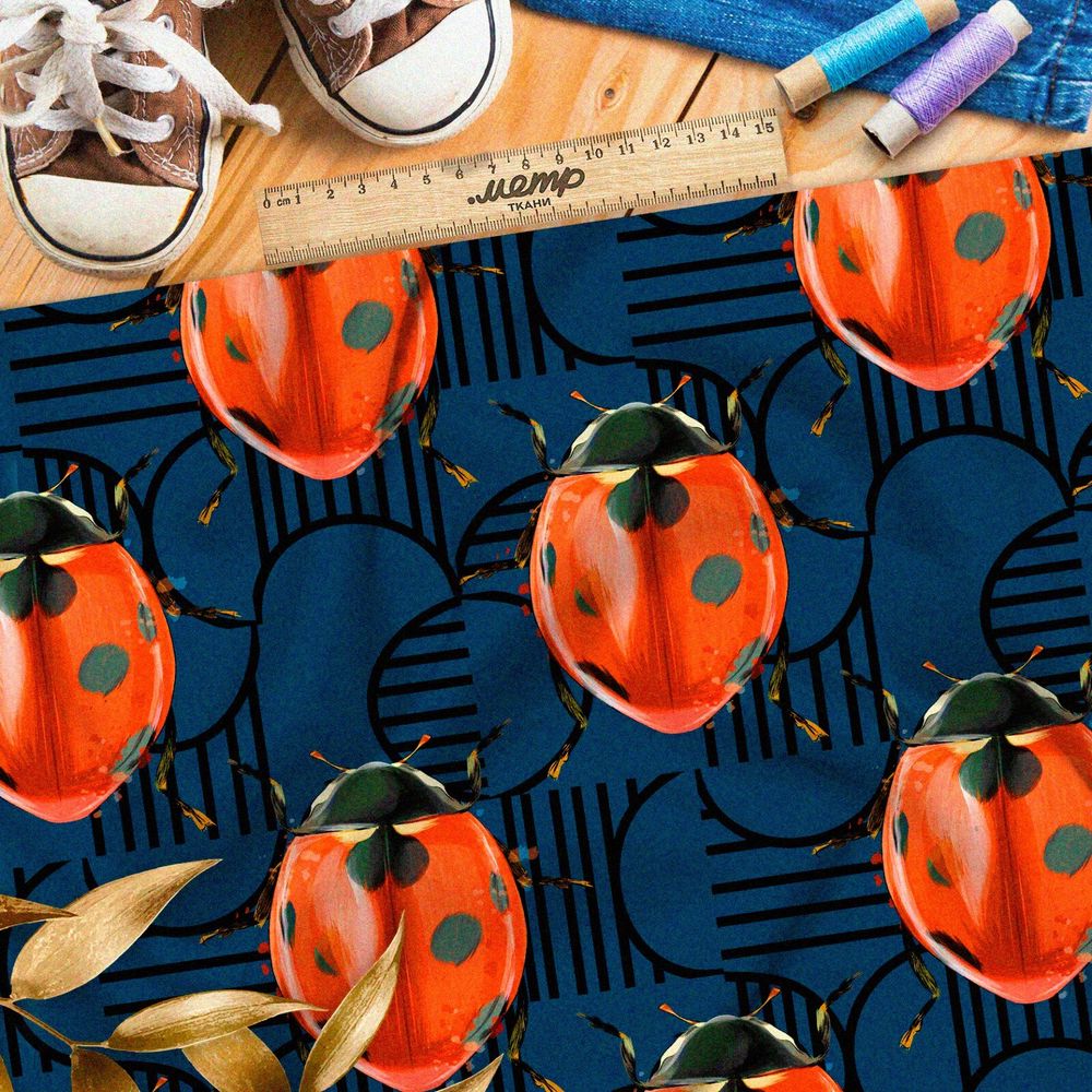 Ткань шифон крупный божьи коровки на синем фоне с рисунком