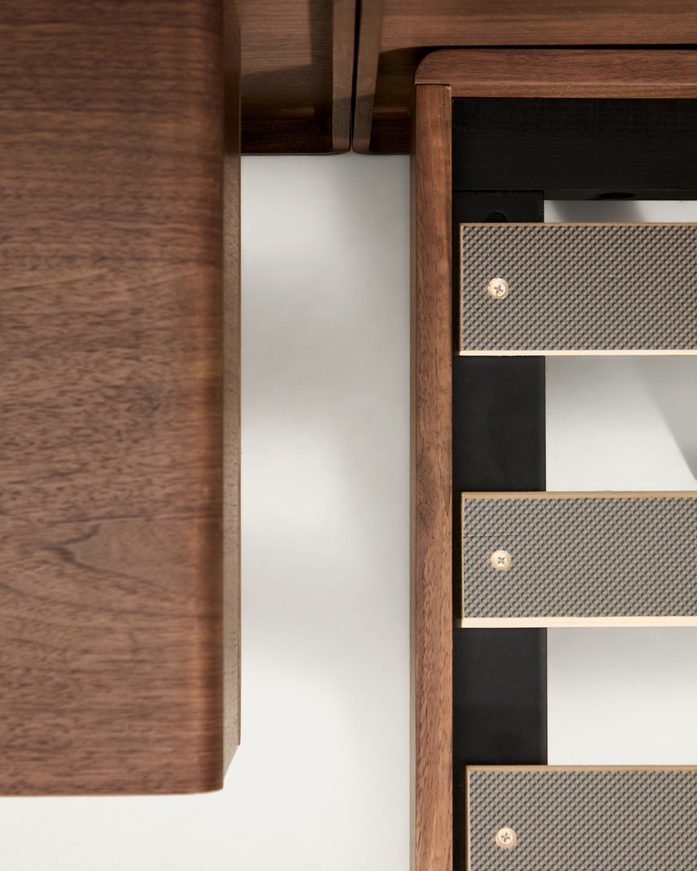 Кровать Norlen с 2 тумбочками из орехового шпона с темной отделкой LED 180 x 200 см