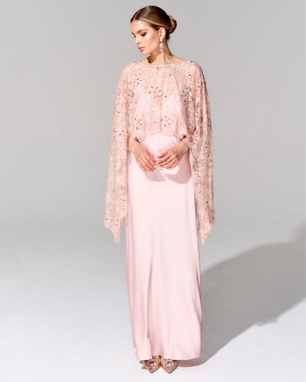 Укороченный кейп с вышивкой ручной работы