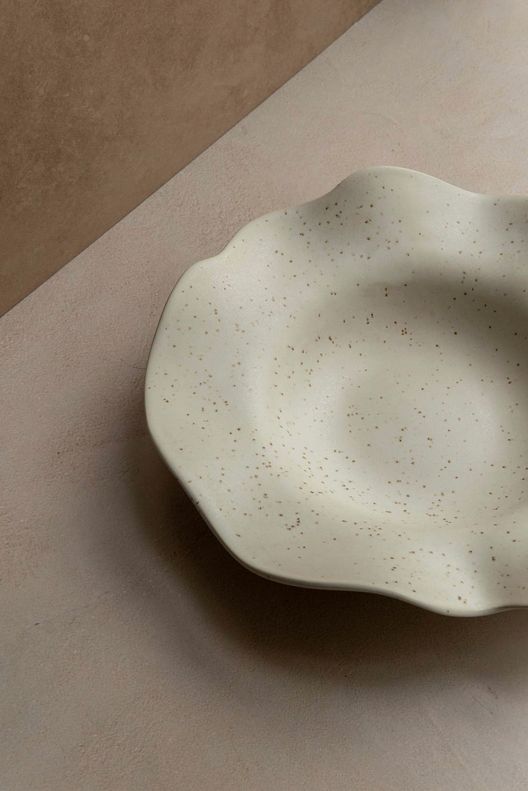 Блюдо белое в крапинку / Wild Muse