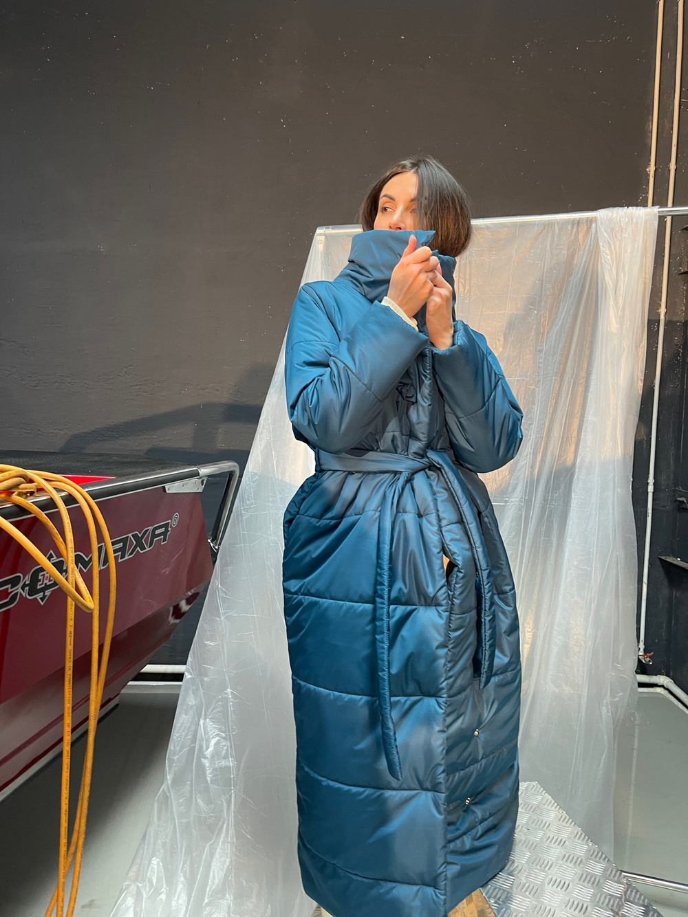 Пуховик - пальто для победы над морозом в оттенке изумруд