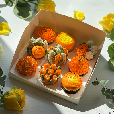 Набор капкейков из творожного крема: цветы в оранжевой палитре