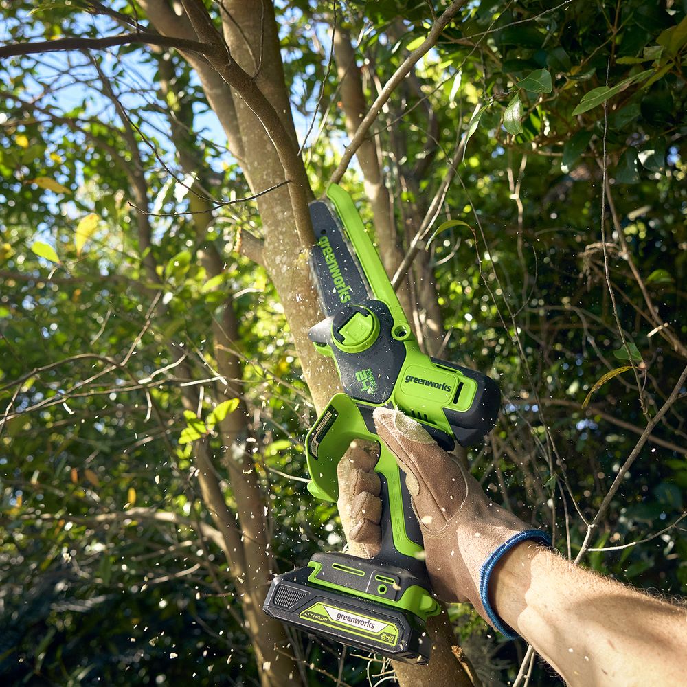 Цепная мини пила аккумуляторная Greenworks GD24CSMNX Арт. 2008707UH, 24V, 15см, бесщеточная, в комплекте АКБ 8 А·ч и ЗУ в сумке