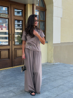 Костюм с силуэтной футболкой в цвете мокко