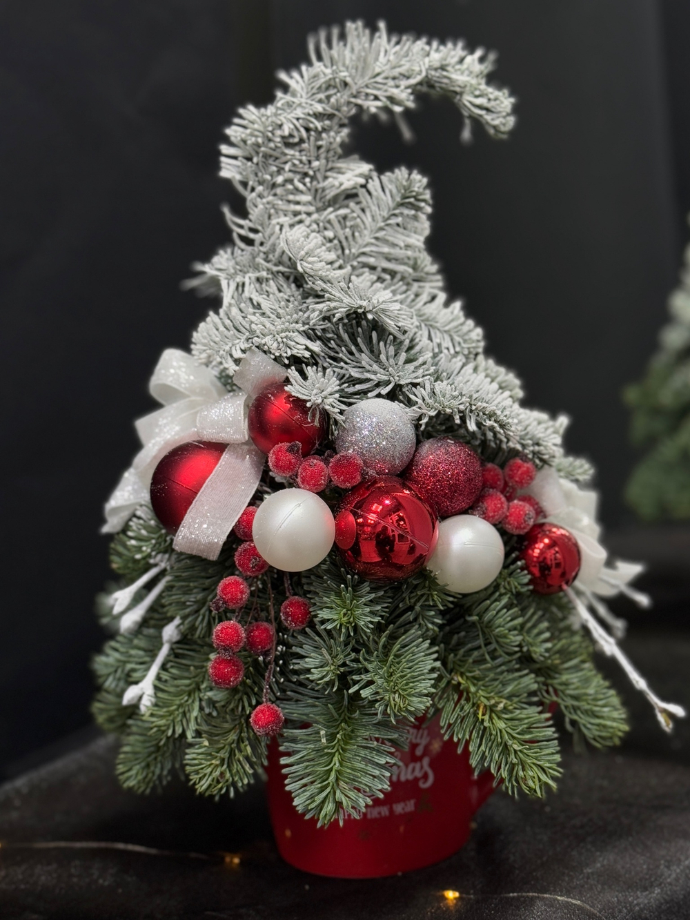 Стильная новогодняя композиция "Елочка ручной работы" в классических оттенках декора