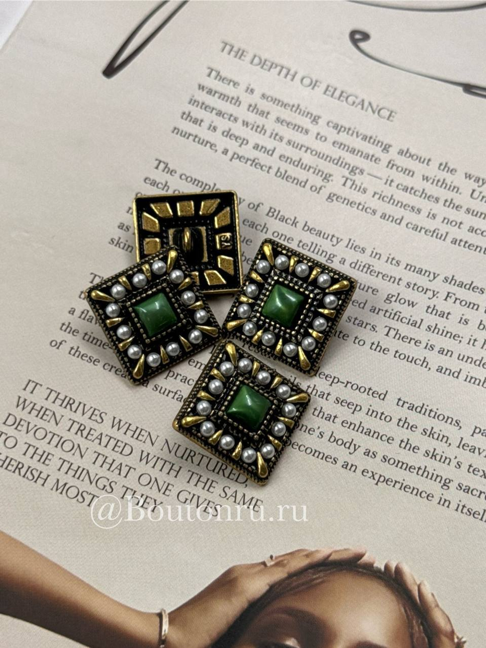 Пуговицы квадратные с жемчугом и зеленой эмалью бронзовые