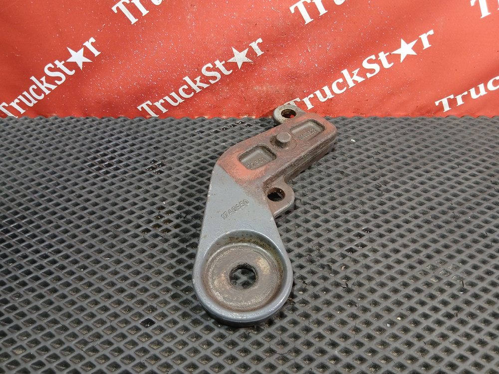 Кронштейн амортизатора нижний левый