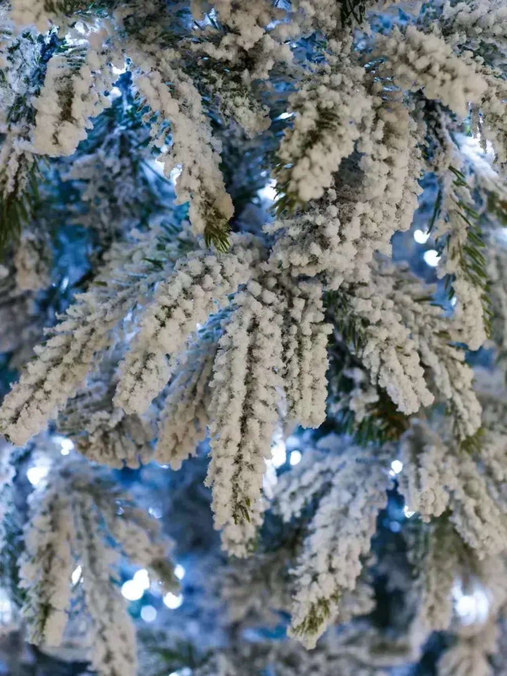 Заснеженная елка с гирляндой «Форесто» холодный свет (Литая+пвх) 240 см / 2,4 м