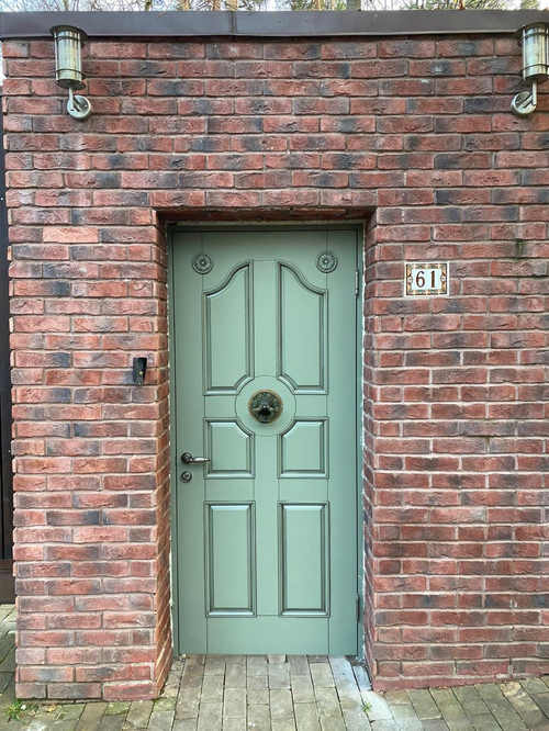 Уличная дверь из массива ясеня