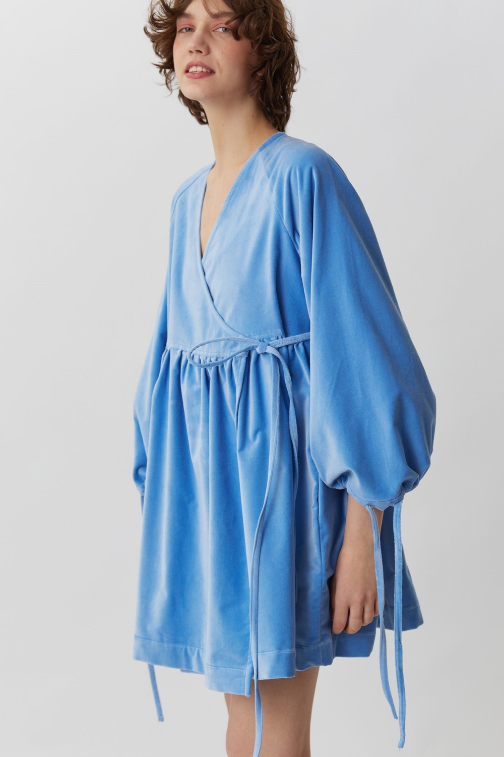 Платье на запах с широкими рукавами длины мини из голубого бархата