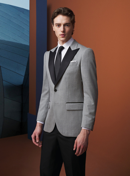 Однобортный серый смокинг с заостренными лацканами.