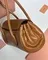 Cумку MIU MIU с двойной ручкой в коричневом цвете