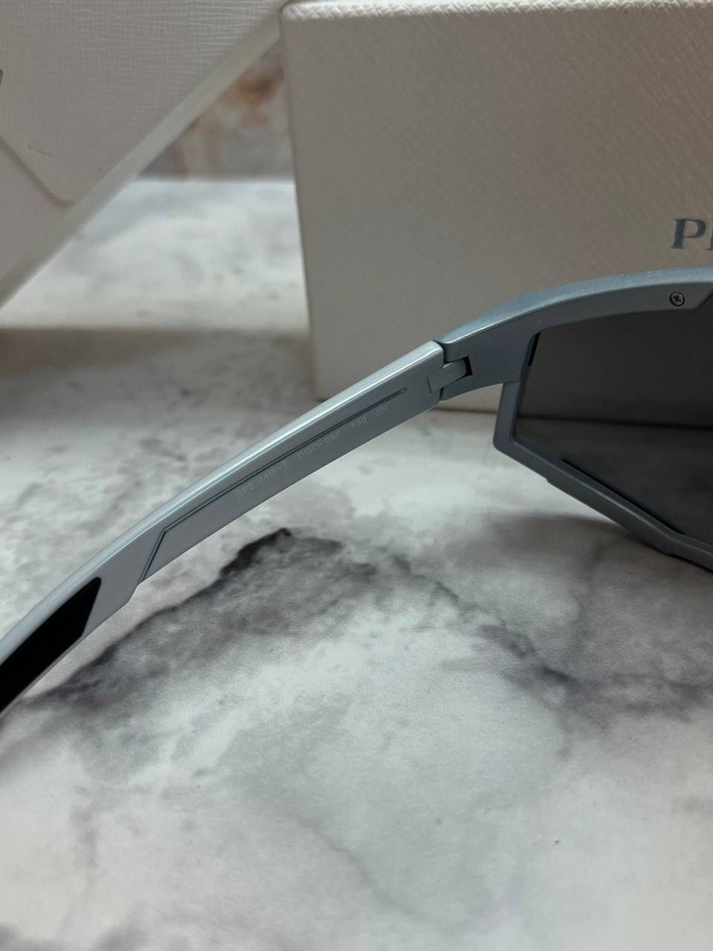 Очки Prada