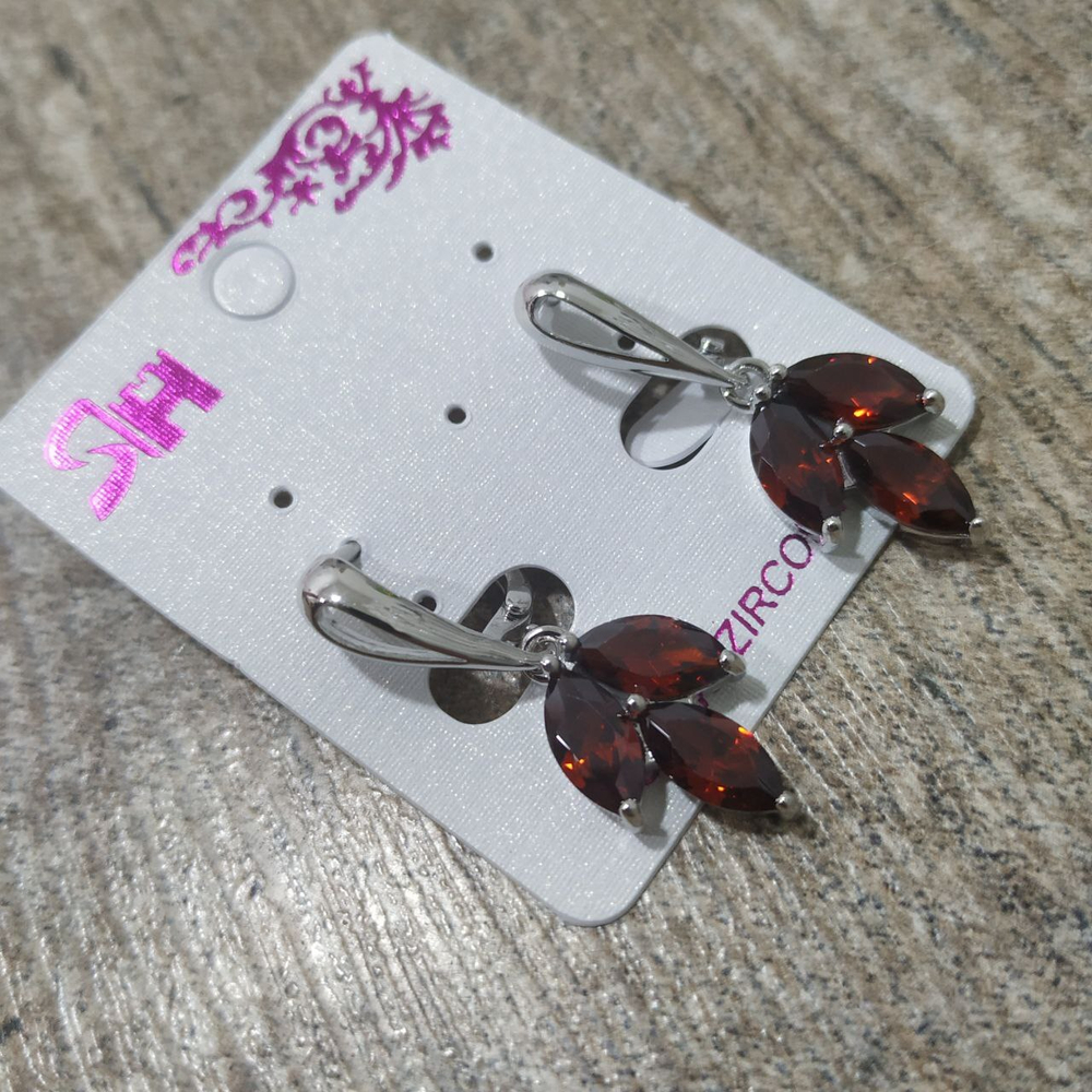 Серьги на англ.заст. Cubic Zirconia Веточка 3 листка цвет красный металл серебристый