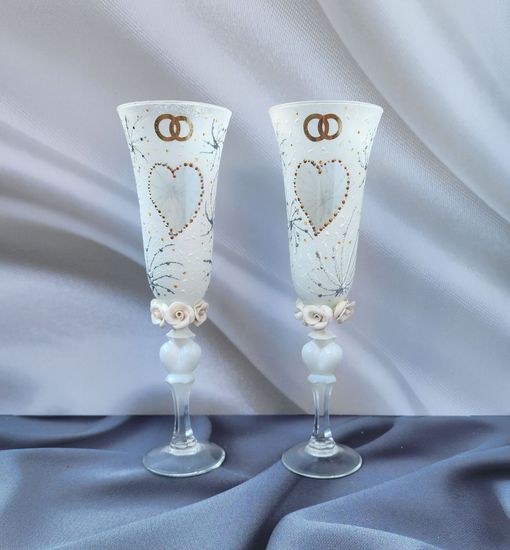 Свадебные бокалы , белые с сердцем и цветочками на ножке