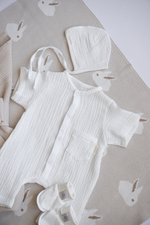 Песочник и чепчик, Белый