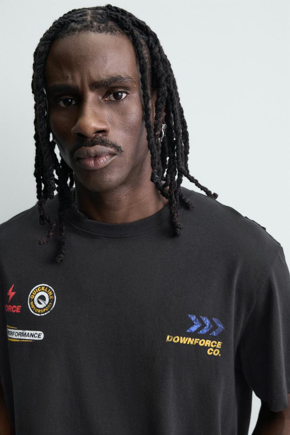 ZARA ФУТБОЛКА ИЗ ТКАНИ С ЭФФЕКТОМ ПОТЕРТОСТИ И ПРИНТОМ, ЧЕРНЫЙ